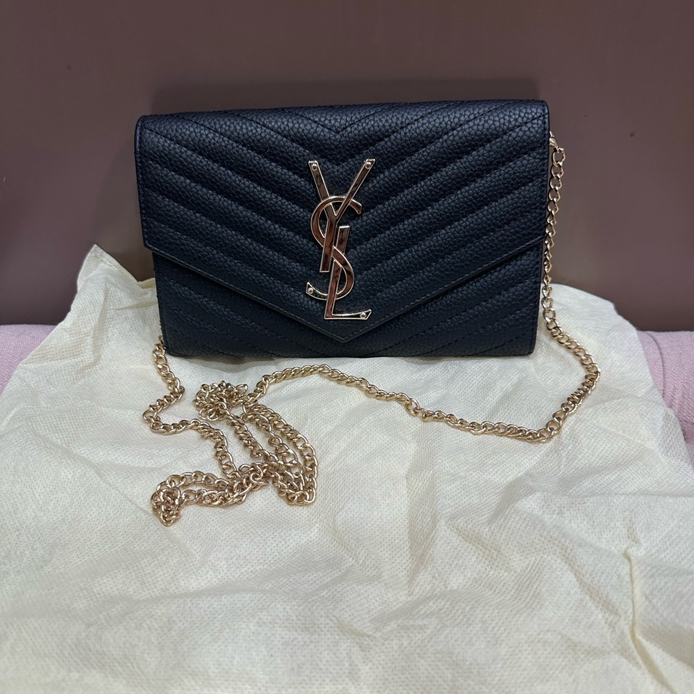 Black clutch with chain